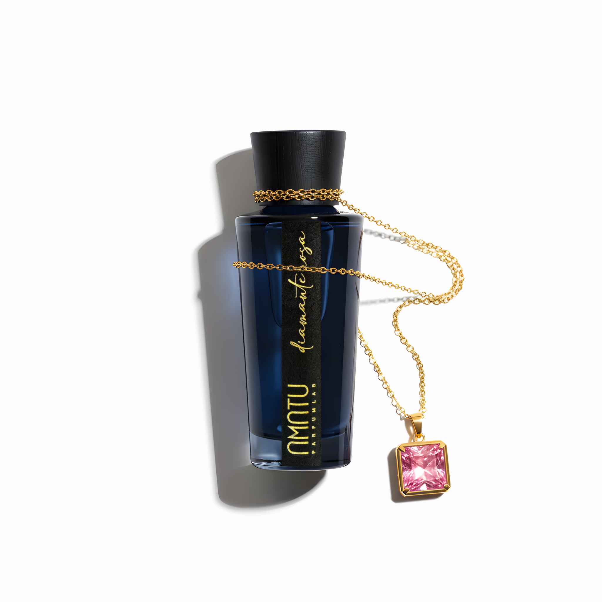 Diffusore Amatu Diamante Rosa su sfondo neutro con radici e muschio che lo avvolgono 