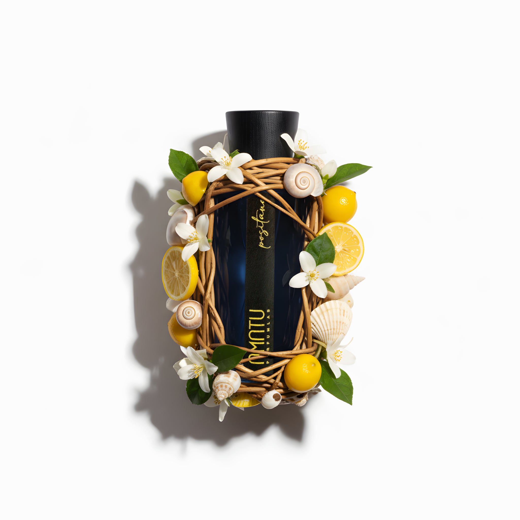 Diffusore Amatu Positano su sfondo neutro con limoni, foglie e rattan