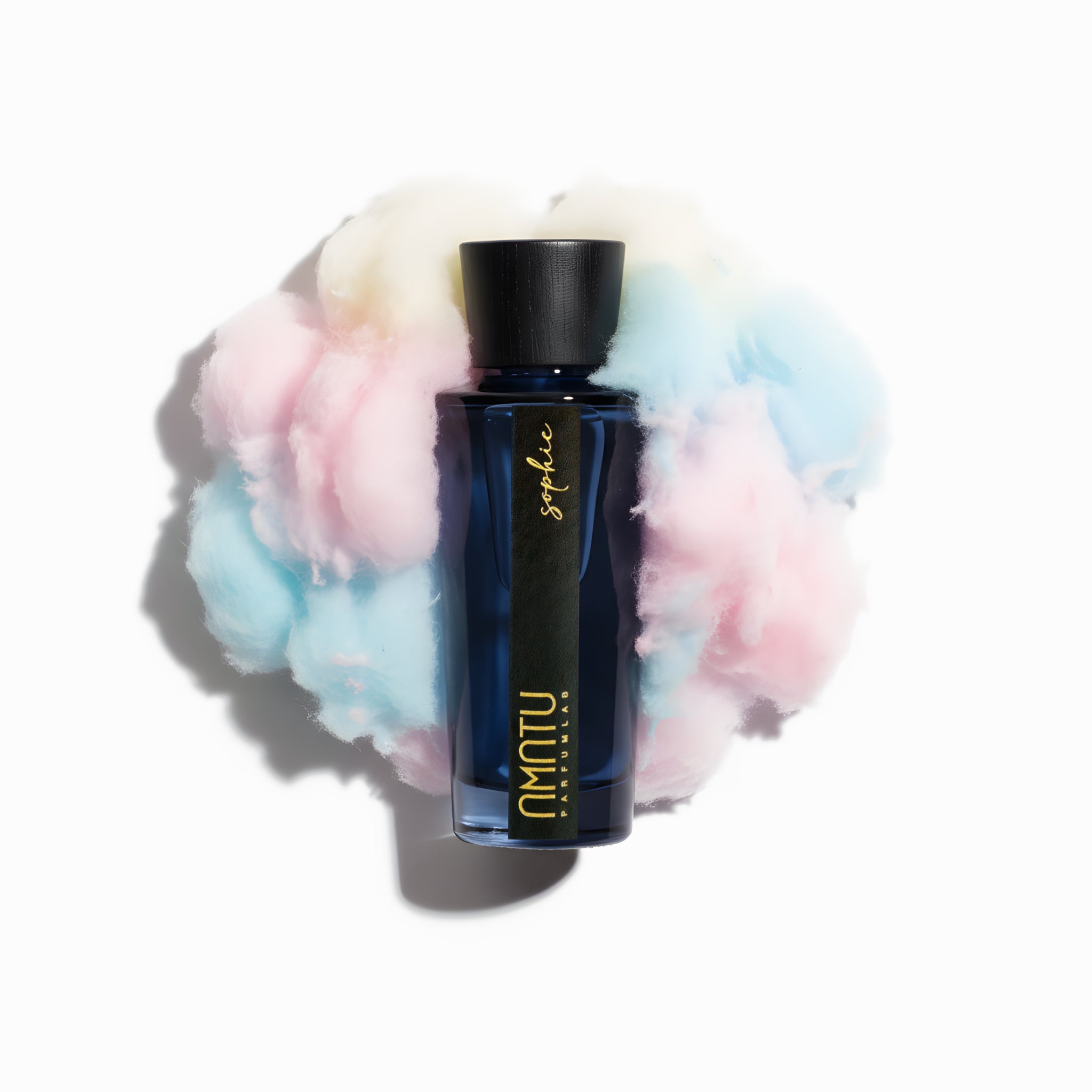 Diffusore Amatu Sophie su sfondo neutro con radici e muschio che lo avvolgono 