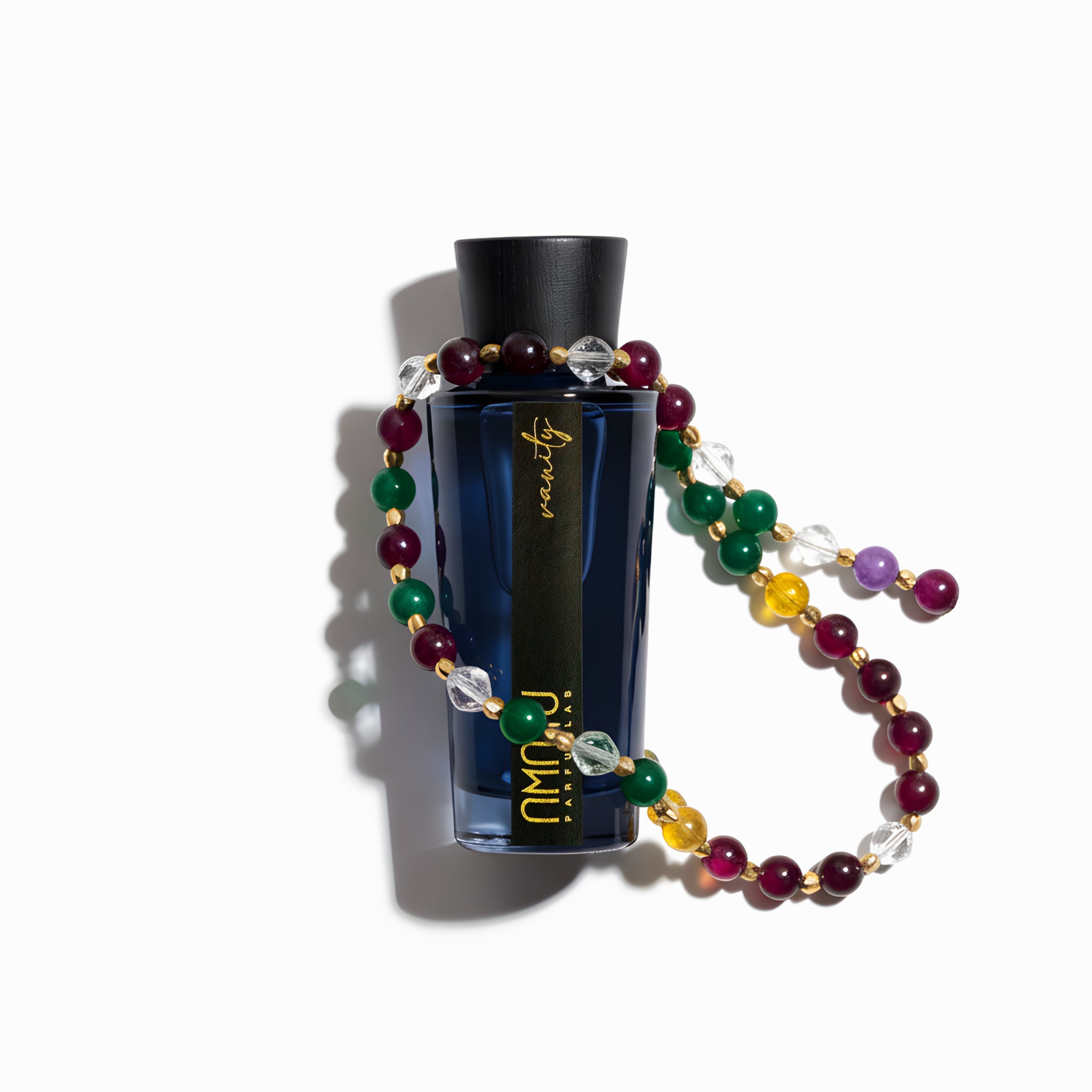 Diffusore Amatu Vanity su sfondo neutro con ciondolo di pietre preziose