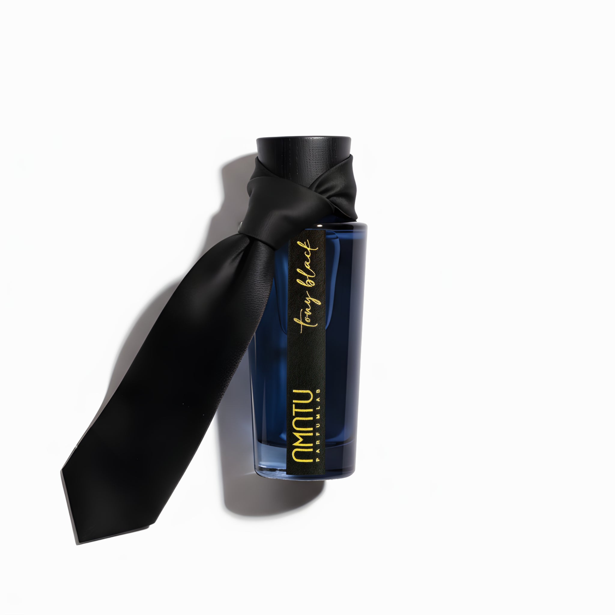 Diffusore Tony Black in scena artistica con Oud e cravatta - fragranza AMATU